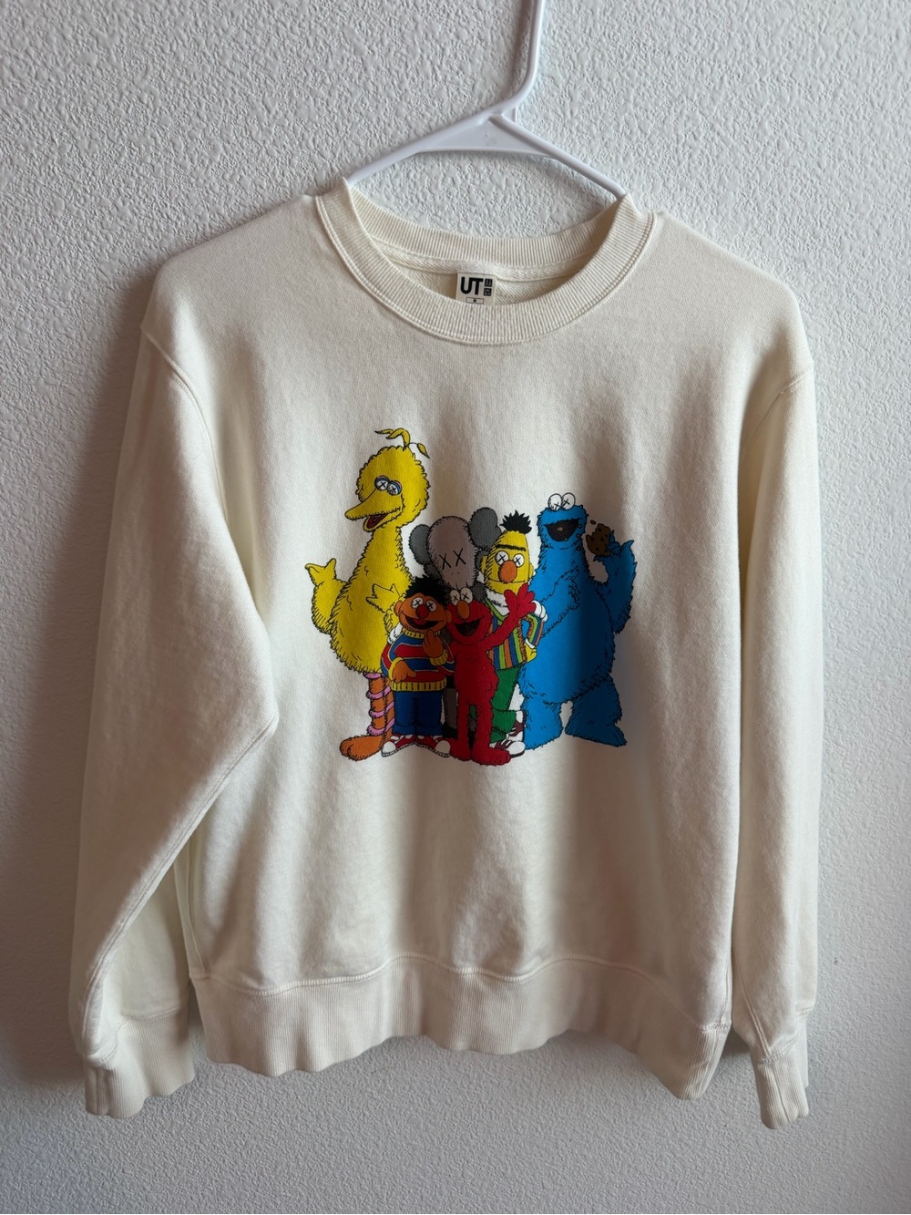 Kaws x Sesame Street Uniqlo Crewneck Sweatshirt Cream/White Size M